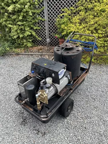 Kew 1502V hot pressure washer after pump recondition and boiler desooting during restoration for a farm in Donisthorpe.